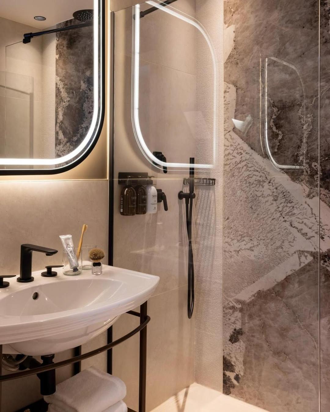 Hotel Atlantis Suite Near Delhi Airport 4*